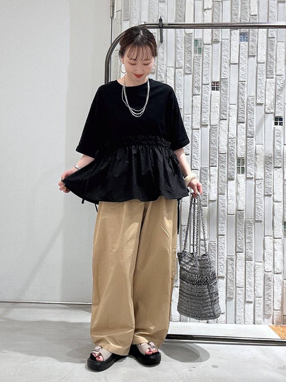 ベージュ系のサンダル、グレー系のショルダーバッグ、ベージュ系のその他パンツを着用したレディースの春コーディネートの1枚目の写真