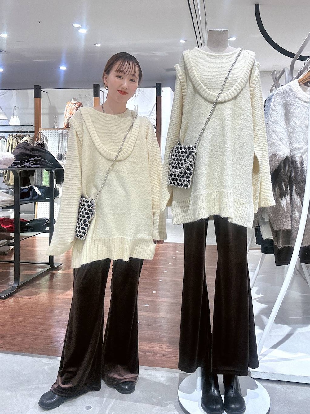 シルバー系のショルダーバッグ、ブラウン系のその他パンツ、ブラック系のブーツを着用したレディースの冬コーディネートの1枚目の写真