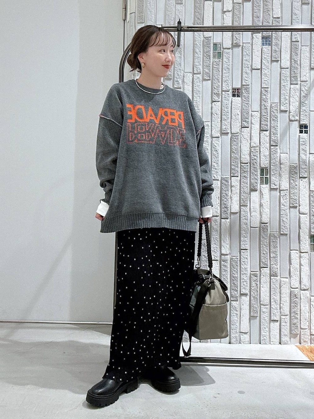 その他のスカート、ブラック系のブーツ、グレー系のニット/セーターを着用したレディースの秋コーディネートの1枚目の写真