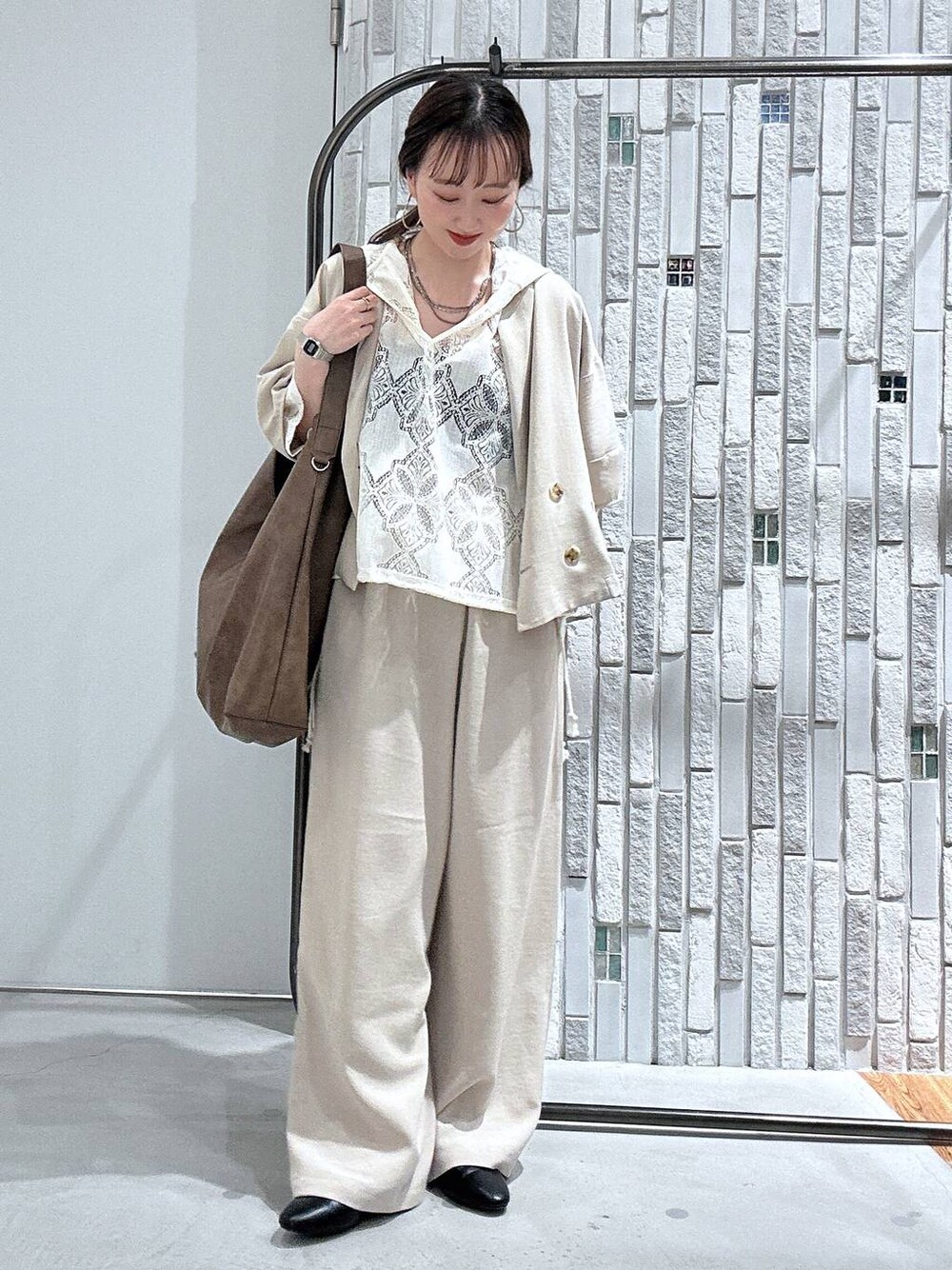 ベージュ系のその他パンツ、ベージュ系のテーラードジャケット、ブラウン系のショルダーバッグを着用したレディースの春コーディネートの1枚目の写真