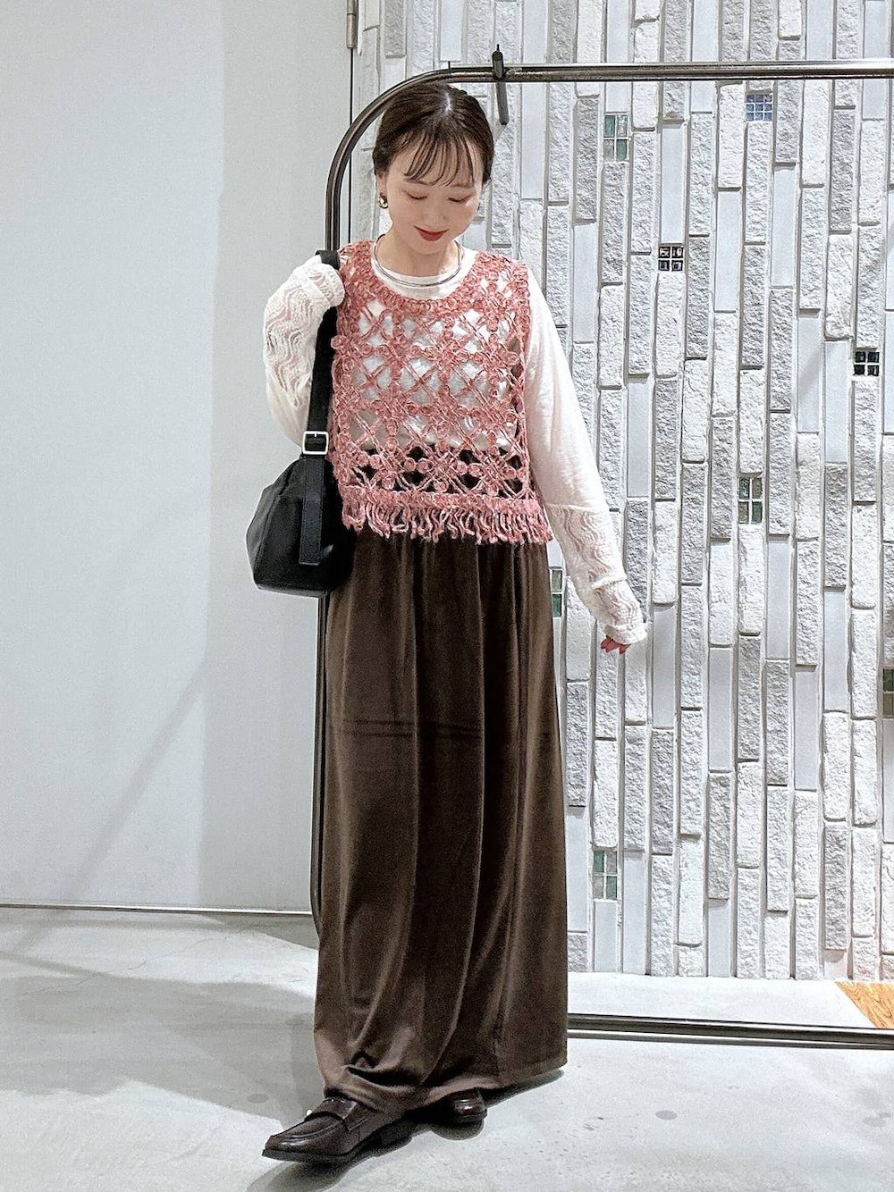 ピンク系のベスト、ブラック系のローファー、ホワイト系のTシャツ/カットソーを着用したレディースの秋コーディネートの1枚目の写真