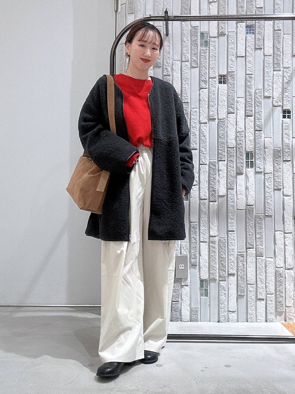 ホワイト系のその他パンツ、ブラウン系のショルダーバッグ、グレー系のその他アウターを着用したレディースの冬コーディネートの1枚目の写真