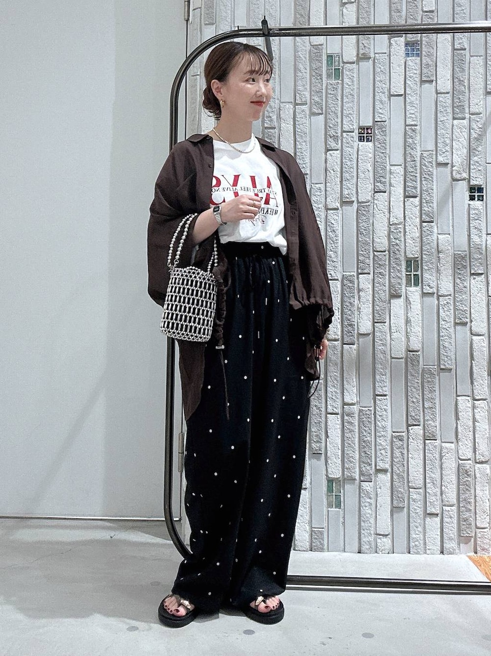 ブラウン系のシャツ/ブラウス、ホワイト系のTシャツ/カットソー、ブラウン系のサンダルを着用したレディースの夏コーディネートの1枚目の写真