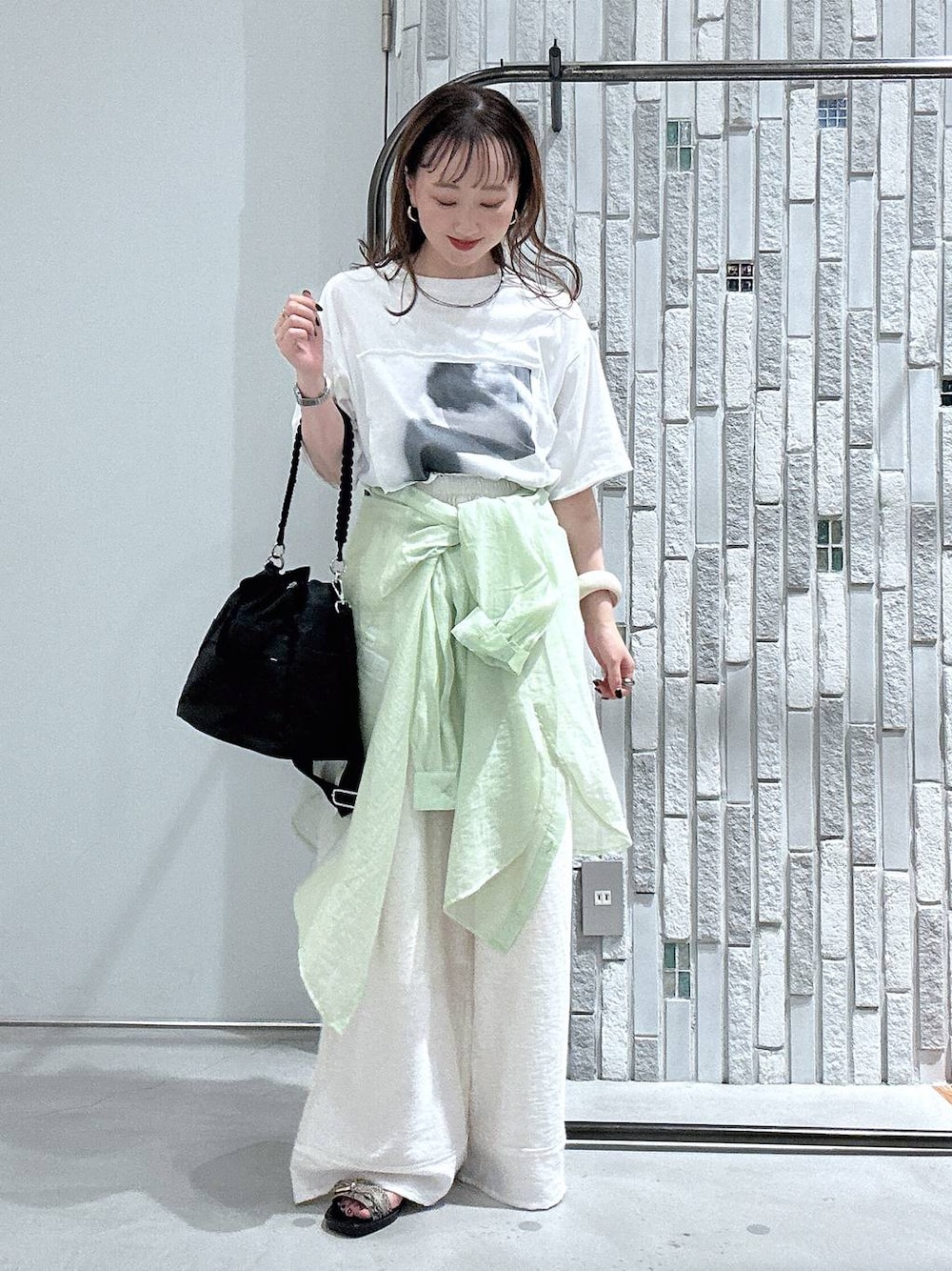 ブラック系のショルダーバッグ、ホワイト系のTシャツ/カットソー、その他のサンダルを着用したレディースの夏コーディネートの1枚目の写真