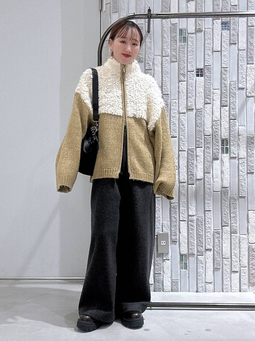 ブラック系のショルダーバッグ、グレー系のその他パンツ、ブラウン系のブーツを着用したレディースの冬コーディネートの1枚目の写真