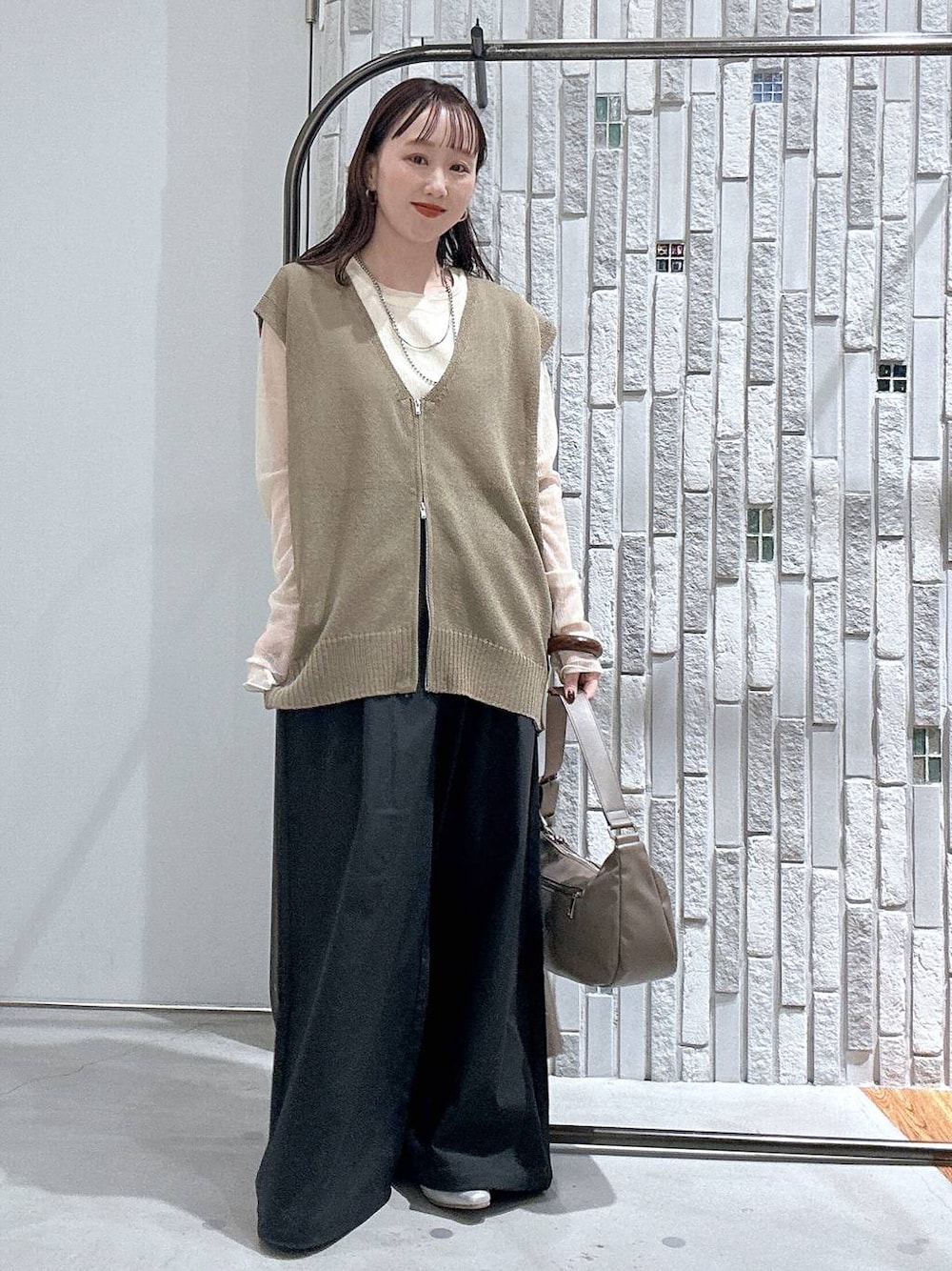 グレー系のその他パンツ、ブラウン系のショルダーバッグ、ホワイト系のTシャツ/カットソーを着用したレディースの春コーディネートの1枚目の写真