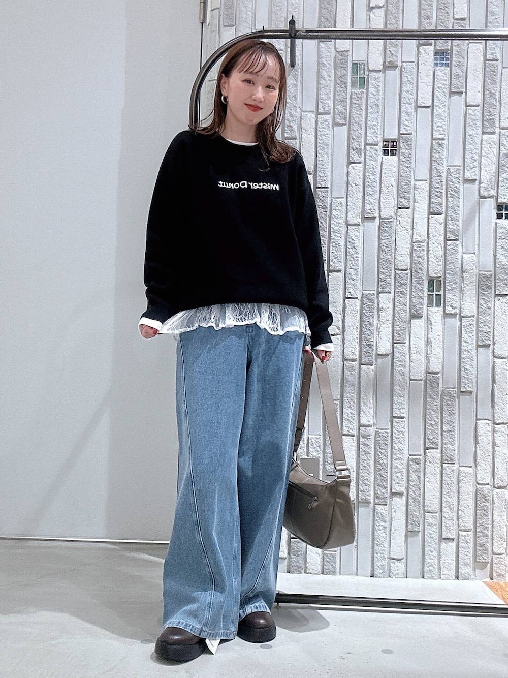 ブラウン系のサンダル、ホワイト系のTシャツ/カットソー、ブルー系のデニムパンツを着用したレディースの冬コーディネートの1枚目の写真