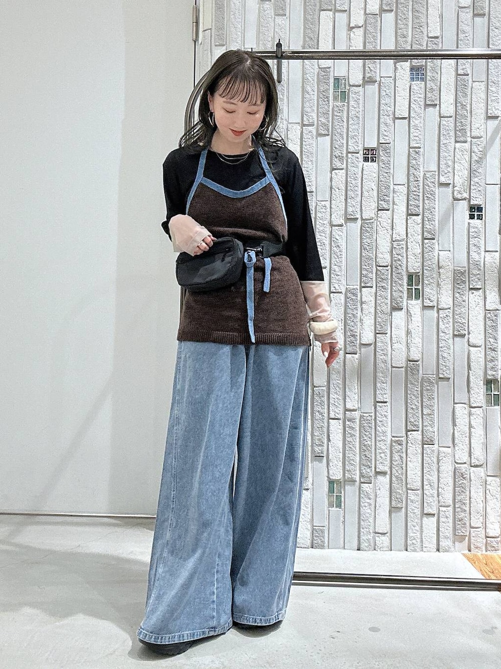 ブラック系のローファー、ブラウン系のキャミソール、ブラック系のTシャツ/カットソーを着用したレディースの秋コーディネートの1枚目の写真