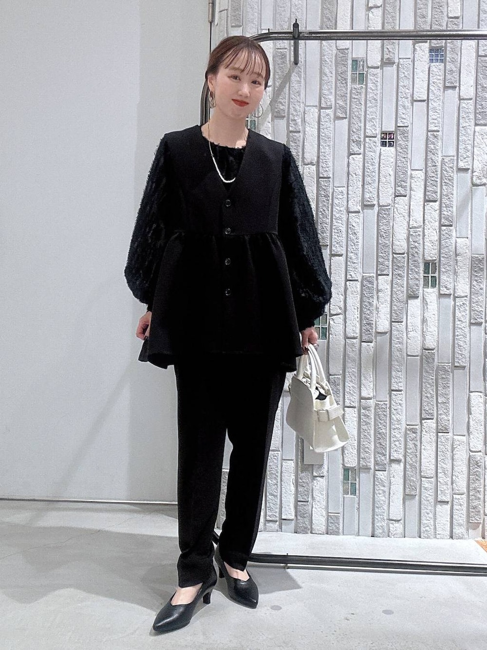 ブラック系のその他パンツ、ブラック系のその他アウター、ブラック系のシャツ/ブラウスを着用したレディースの冬コーディネートの1枚目の写真