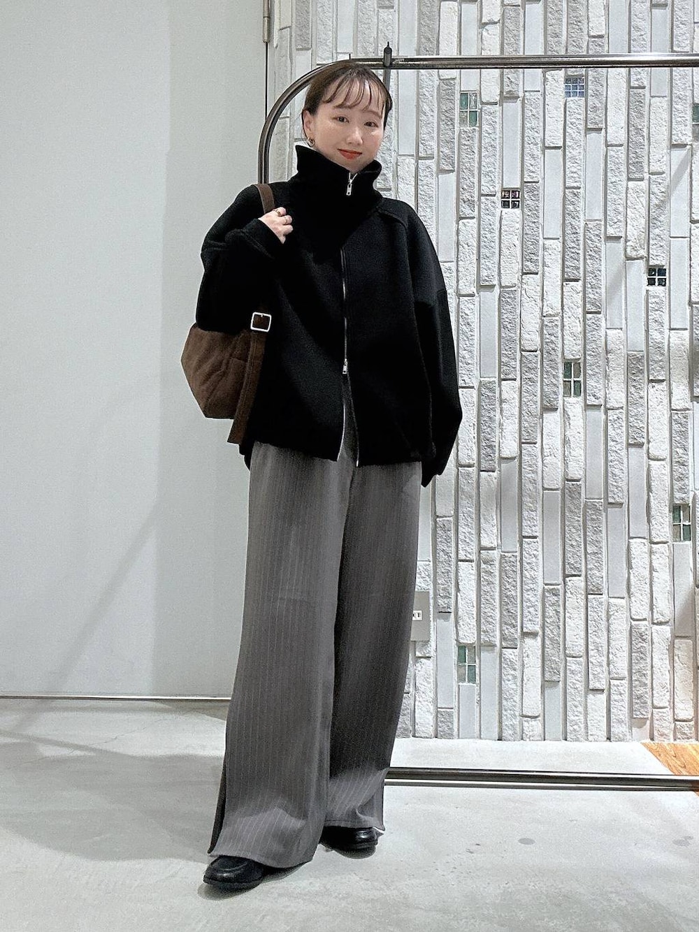グレー系のその他パンツ、ブラック系のローファー、ブラック系のカーディガン/ボレロを着用したレディースの秋コーディネートの1枚目の写真