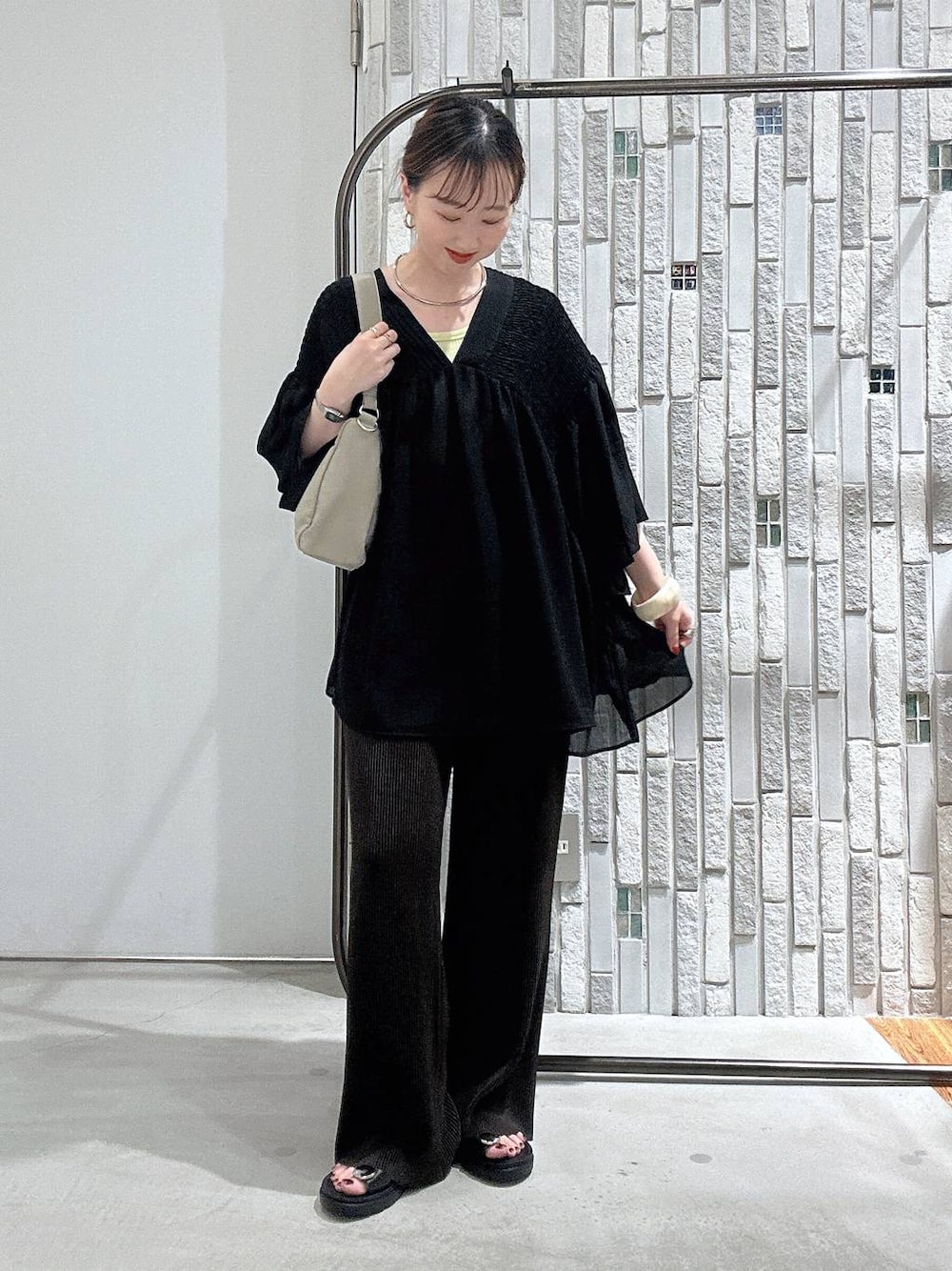 ブラウン系のその他パンツ、ブラック系のサンダル、ブラック系のシャツ/ブラウスを着用したレディースの夏コーディネートの1枚目の写真