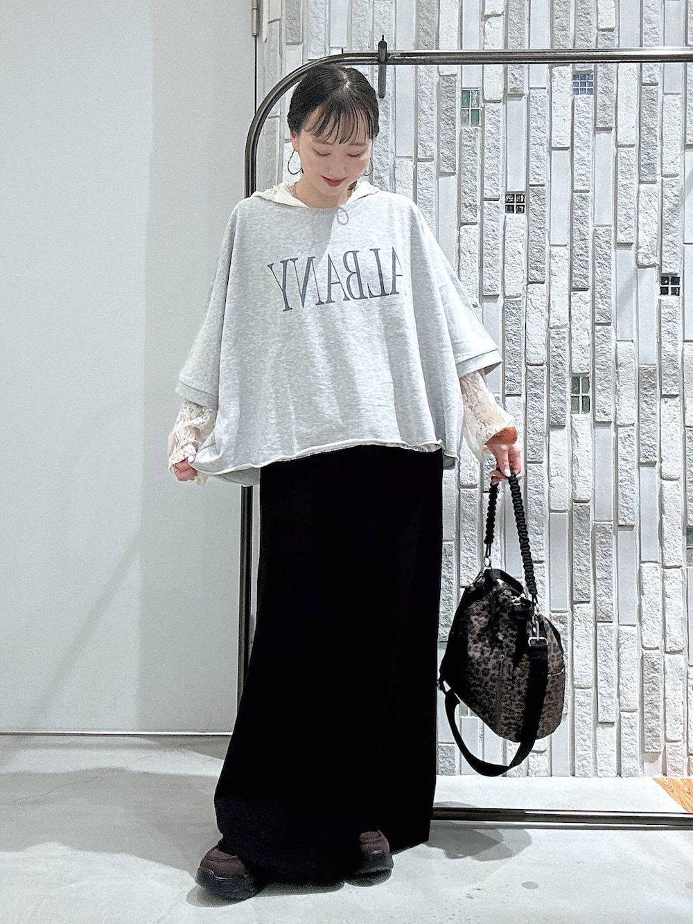 ブラウン系のローファー、ホワイト系のシャツ/ブラウス、ブラック系のスカートを着用したレディースの夏コーディネートの1枚目の写真