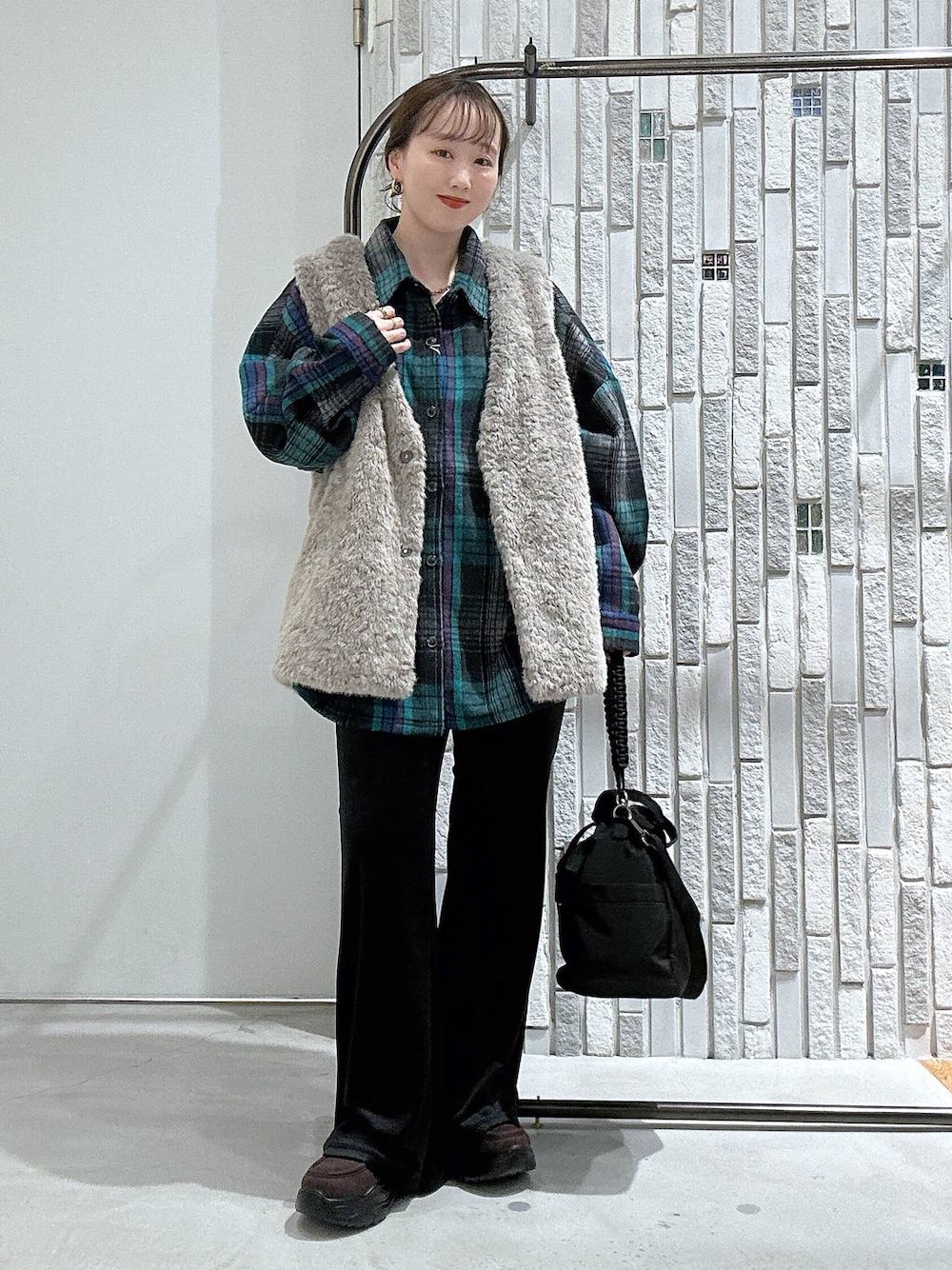 ブラウン系のローファー、ブラック系のその他パンツ、ブラック系のショルダーバッグを着用したレディースの秋コーディネートの1枚目の写真