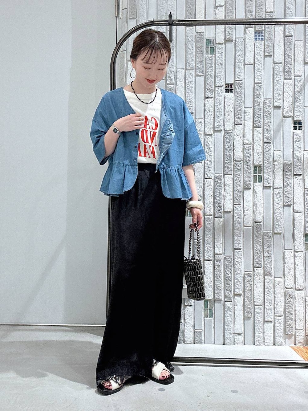 その他のショルダーバッグ、ホワイト系のTシャツ/カットソー、ホワイト系のサンダルを着用したレディースの夏コーディネートの1枚目の写真