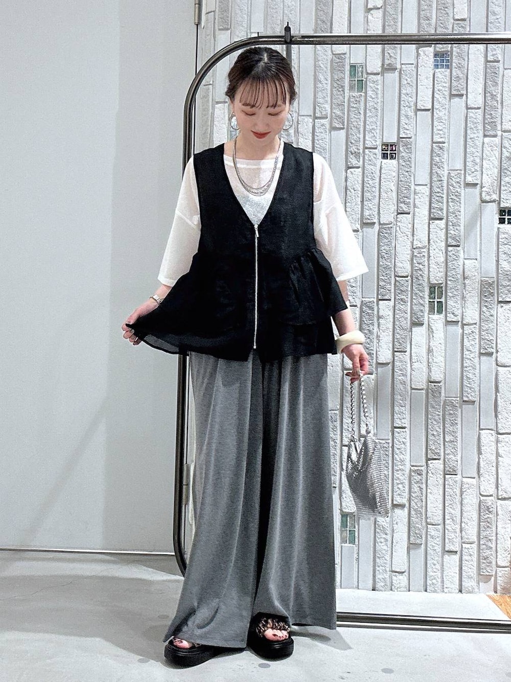 グレー系のその他パンツ、その他のサンダル、シルバー系のショルダーバッグを着用したレディースの春コーディネートの1枚目の写真
