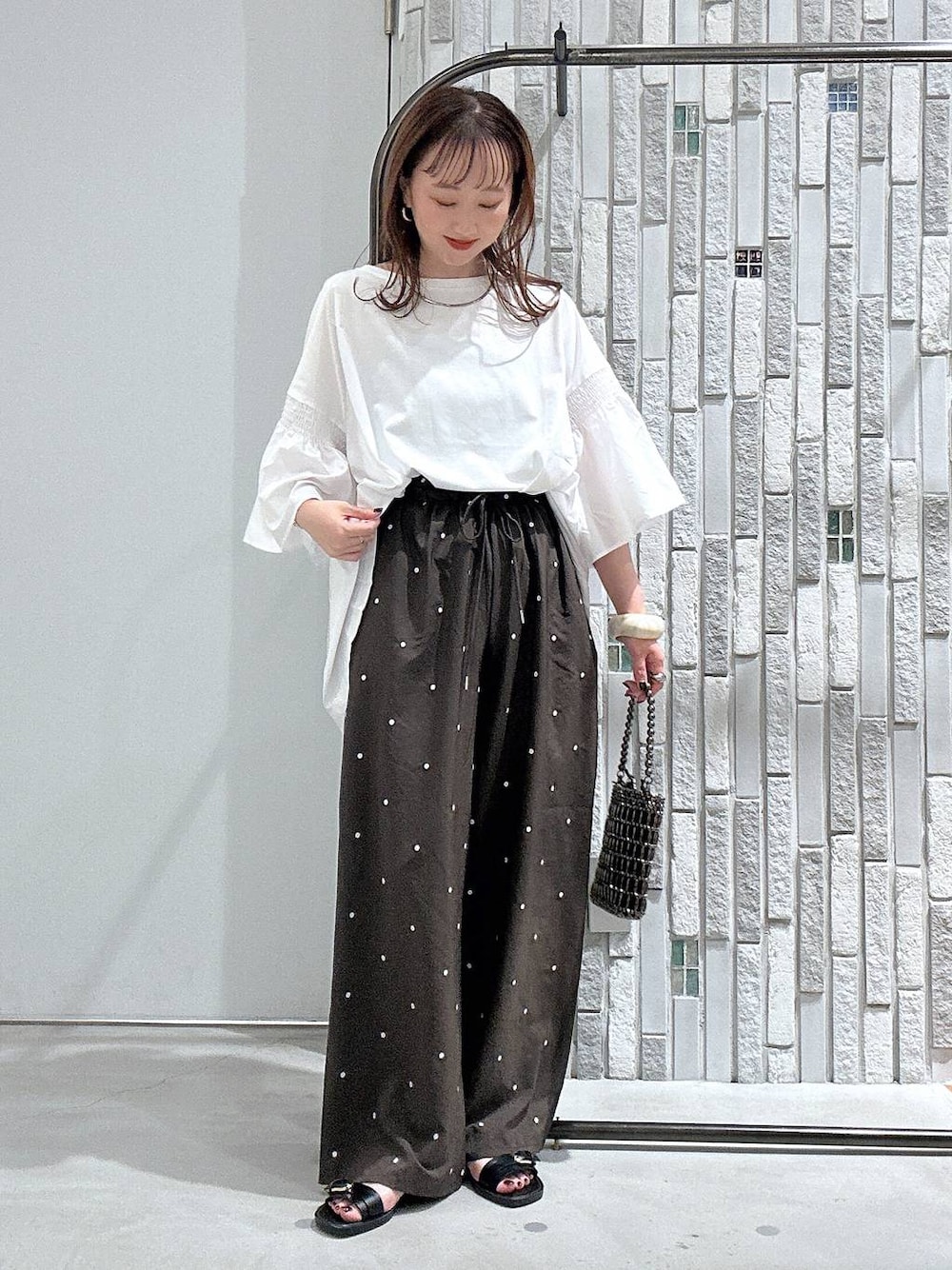 ホワイト系のTシャツ/カットソー、その他のショルダーバッグ、ブラウン系のその他パンツを着用したレディースの夏コーディネートの1枚目の写真