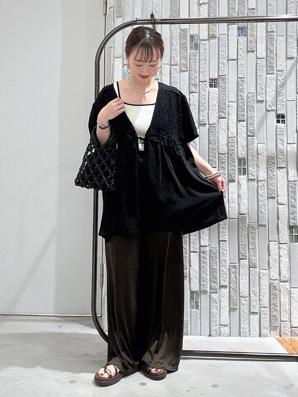 ブラック系のシャツ/ブラウス、ブラウン系のサンダル、ホワイト系のタンクトップを着用したレディースの夏コーディネートの1枚目の写真