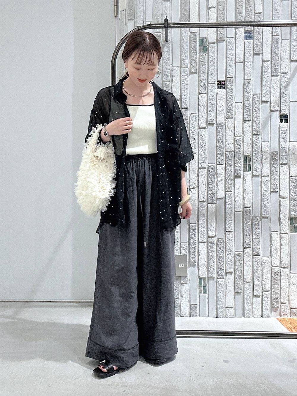 ホワイト系のタンクトップ、ブラック系のシャツ/ブラウス、ブラック系のサンダルを着用したレディースの夏コーディネートの1枚目の写真