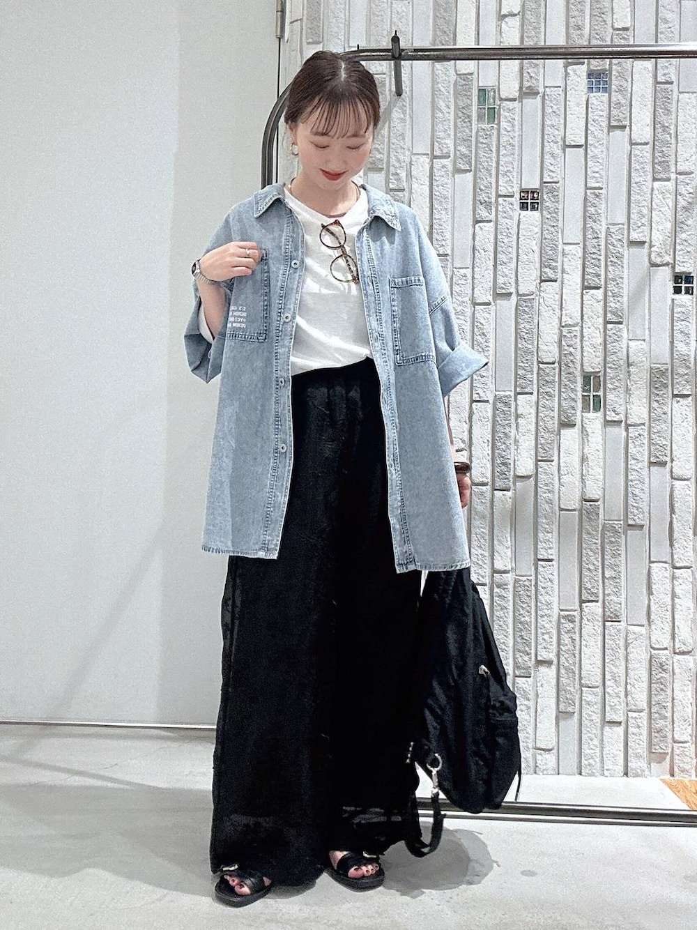 ホワイト系のTシャツ/カットソー、ブルー系のシャツ/ブラウス、ブラック系のバックパック/リュックを着用したレディースの夏コーディネートの1枚目の写真