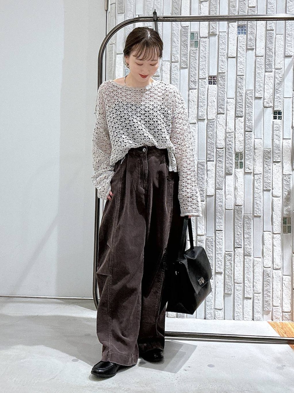 ブラウン系のその他パンツ、ブラック系のトートバッグ、ブラック系のローファーを着用したレディースの秋コーディネートの1枚目の写真