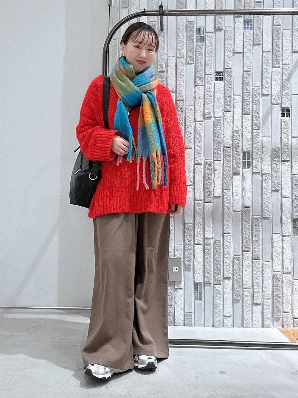 ホワイト系のTシャツ/カットソー、ブラウン系のその他パンツ、ブラック系のショルダーバッグを着用したレディースの冬コーディネートの1枚目の写真