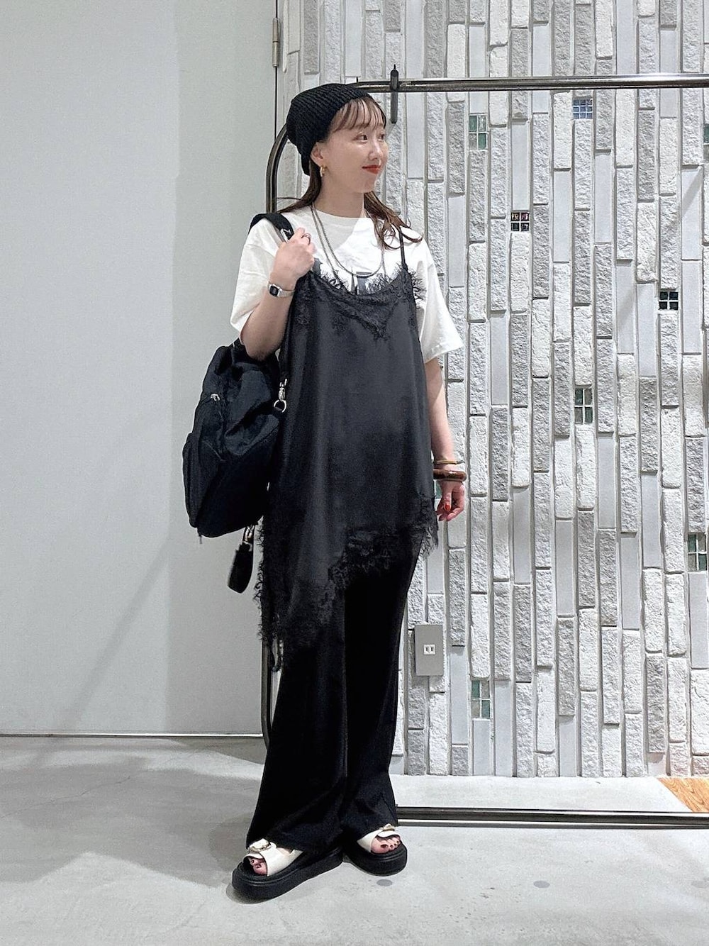 ホワイト系のサンダル、ブラック系のその他パンツ、ブラック系のバックパック/リュックを着用したレディースの春コーディネートの1枚目の写真