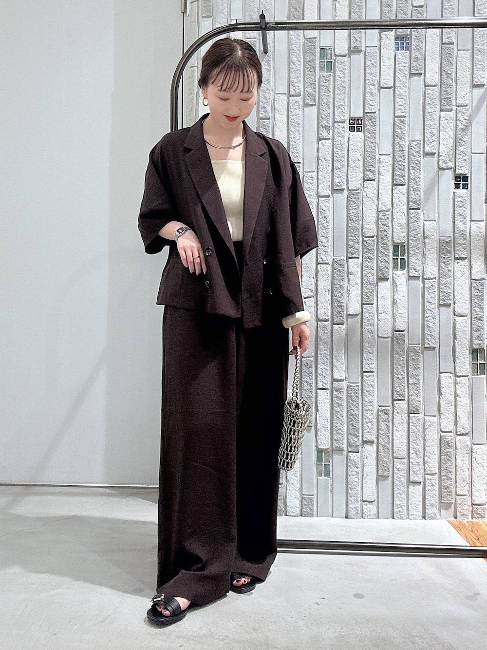 ブラウン系のその他パンツ、ブラウン系のテーラードジャケット、その他のショルダーバッグを着用したレディースの夏コーディネートの1枚目の写真