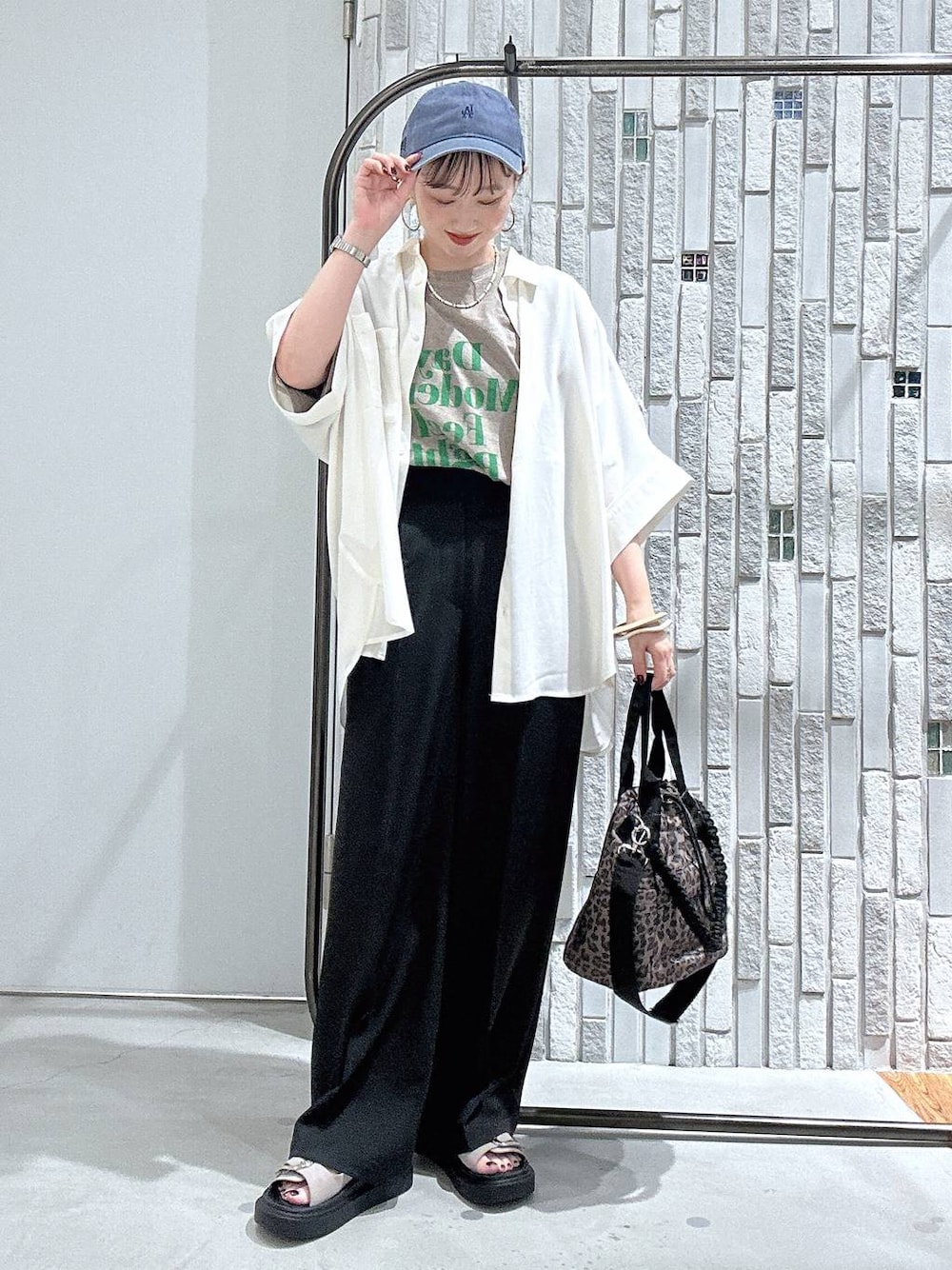 ブラウン系のTシャツ/カットソー、その他のショルダーバッグ、ベージュ系のサンダルを着用したレディースの夏コーディネートの1枚目の写真