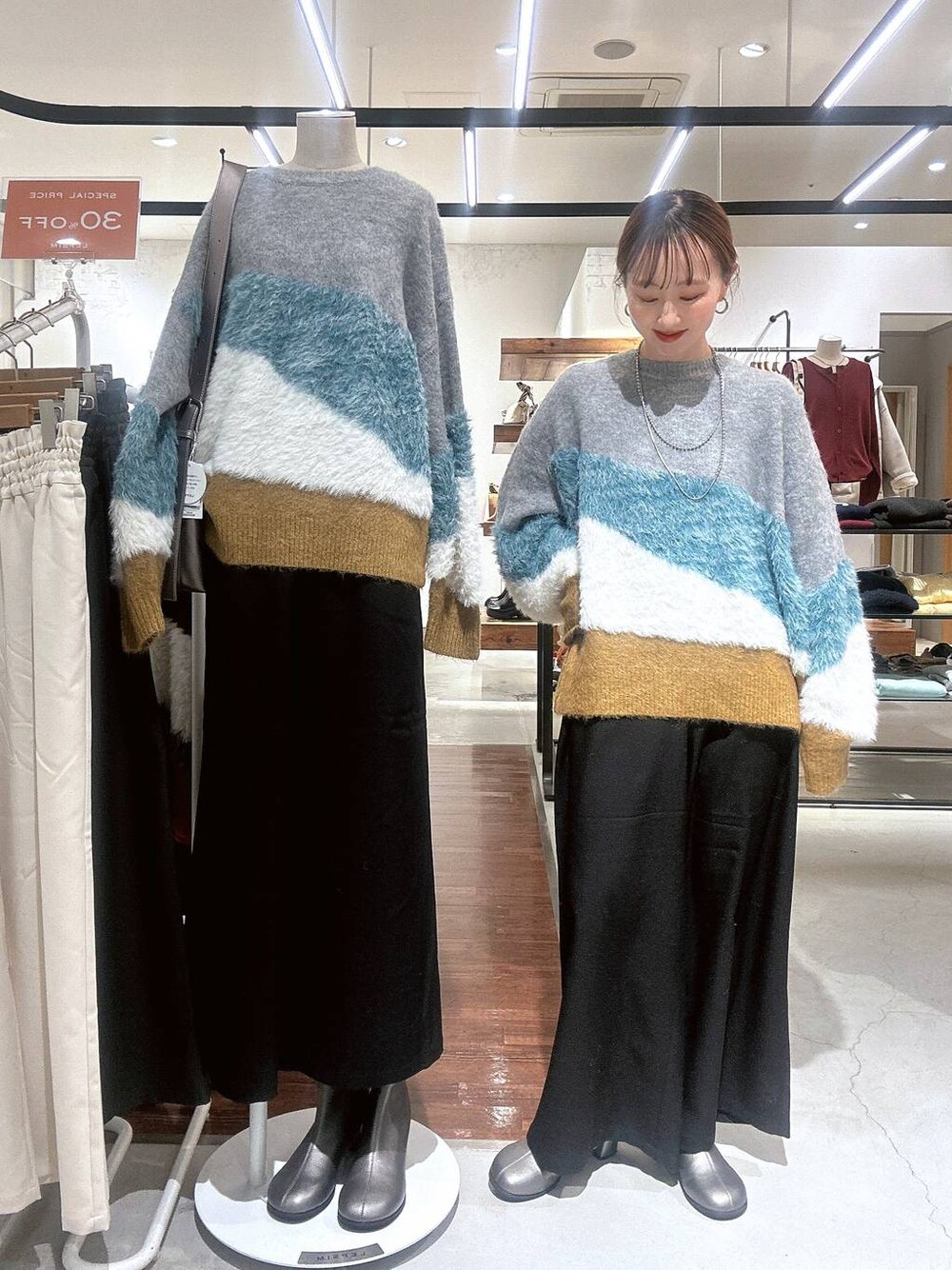 ブラック系のその他パンツ、その他のブーツ、グレー系のニット/セーターを着用したレディースの冬コーディネートの1枚目の写真