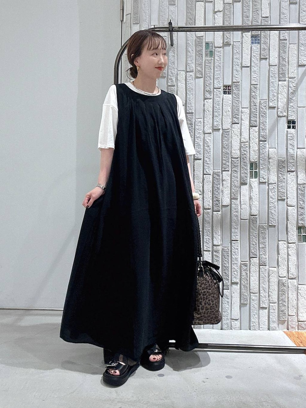 その他のショルダーバッグ、ブラック系のサンダル、ブラック系のワンピースを着用したレディースの夏コーディネートの1枚目の写真