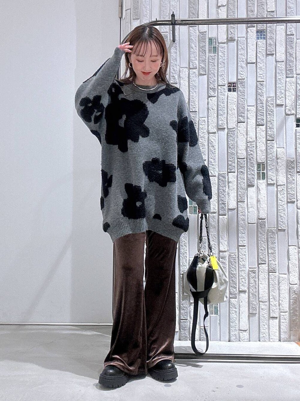 グレー系のショルダーバッグ、ブラウン系のその他パンツ、ブラック系のブーツを着用したレディースの冬コーディネートの1枚目の写真
