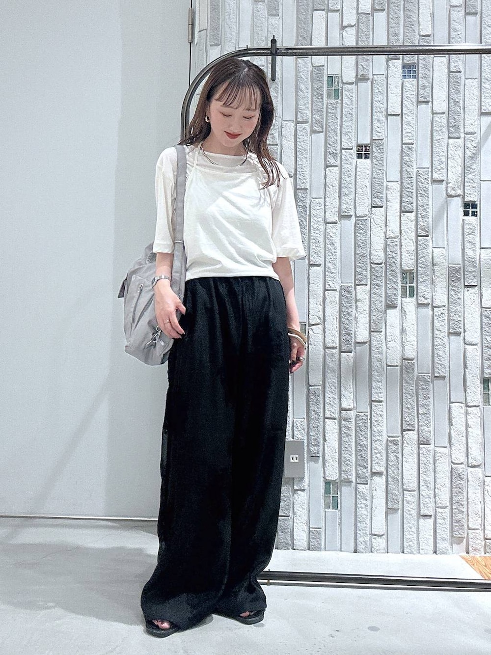 グレー系のショルダーバッグ、ブラック系のサンダル、ブラック系のその他パンツを着用したレディースの夏コーディネートの1枚目の写真