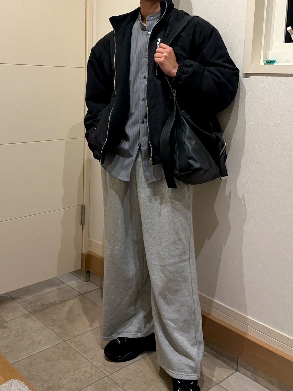 グレー系のスウェットパンツ、ブラック系のブルゾン、グレー系のシャツ/ブラウスを着用したメンズの秋コーディネートの1枚目の写真