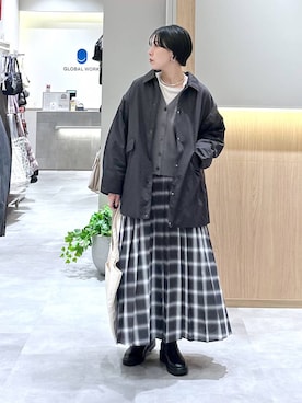 「GLOBAL WORK（グローバルワーク）のシルクブレンドクループルオーバー長袖/1051637（Tシャツ/カットソー、ホワイト系）」を使った、アミさん（レディース）の秋コーディネート