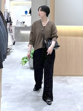 「GLOBAL WORK（グローバルワーク）のセルフカットベロアプリーツパンツ/1049228（その他パンツ、ブラック系）」を使った、アミさん（レディース）の秋コーディネート