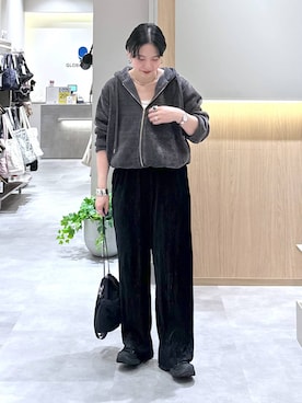 「GLOBAL WORK（グローバルワーク）のセルフカットベロアプリーツパンツ/1049228（その他パンツ、ブラック系）」を使った、アミさん（レディース）の秋コーディネート