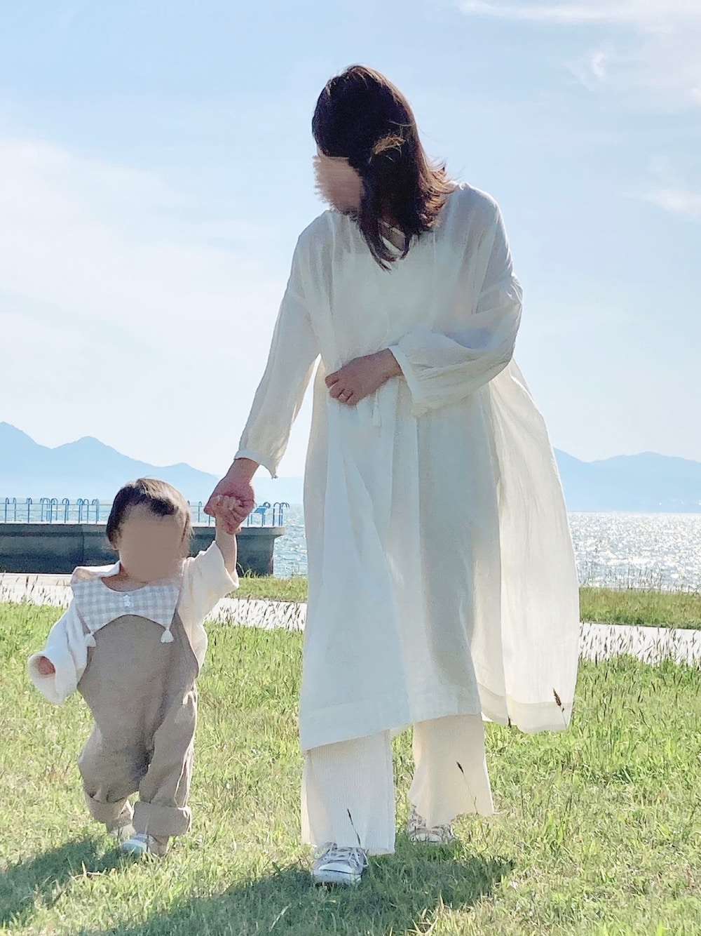 「休日スタイル、春コーデ、ママコーデ、ママファッション、ワンピース、シアーワンピース、変形キャミソール、プリーツパンツ、淡色コーデ、淡色女子、ピクニック、息子コーデ、親子コーデ、ワントーンコーデ、スニーカーコーデ」｜「AMERICAN HOLICのラメドビーストライプワンピース（ワンピース、ホワイト系）」を使った、macha＊さん（レディース・159cm）の夏コーディネートの1枚目の写真