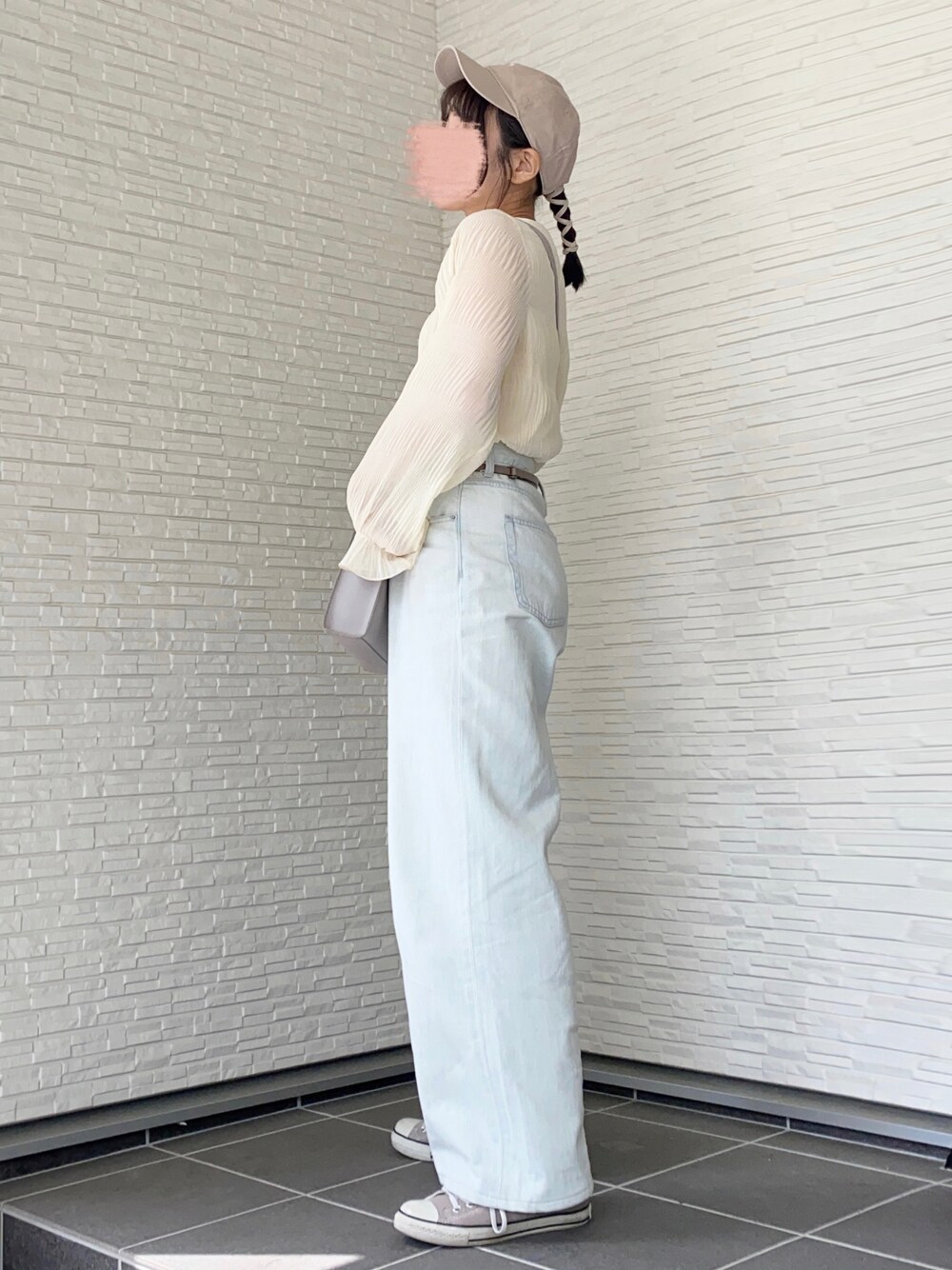 「お出かけコーデ日記、ママコーデ、ママファッション、男の子ママ、カジュアルコーデ、大人カジュアル、デニム、キャップ、スニーカー、スニーカーコーデ、コンバース、converse、シアートップス、シャーリング、公園スタイル」｜「studio CLIPの《CONVERSE》キャップ（キャップ、ベージュ系）」を使った、macha＊さん（レディース・159cm）の春コーディネートの1枚目の写真