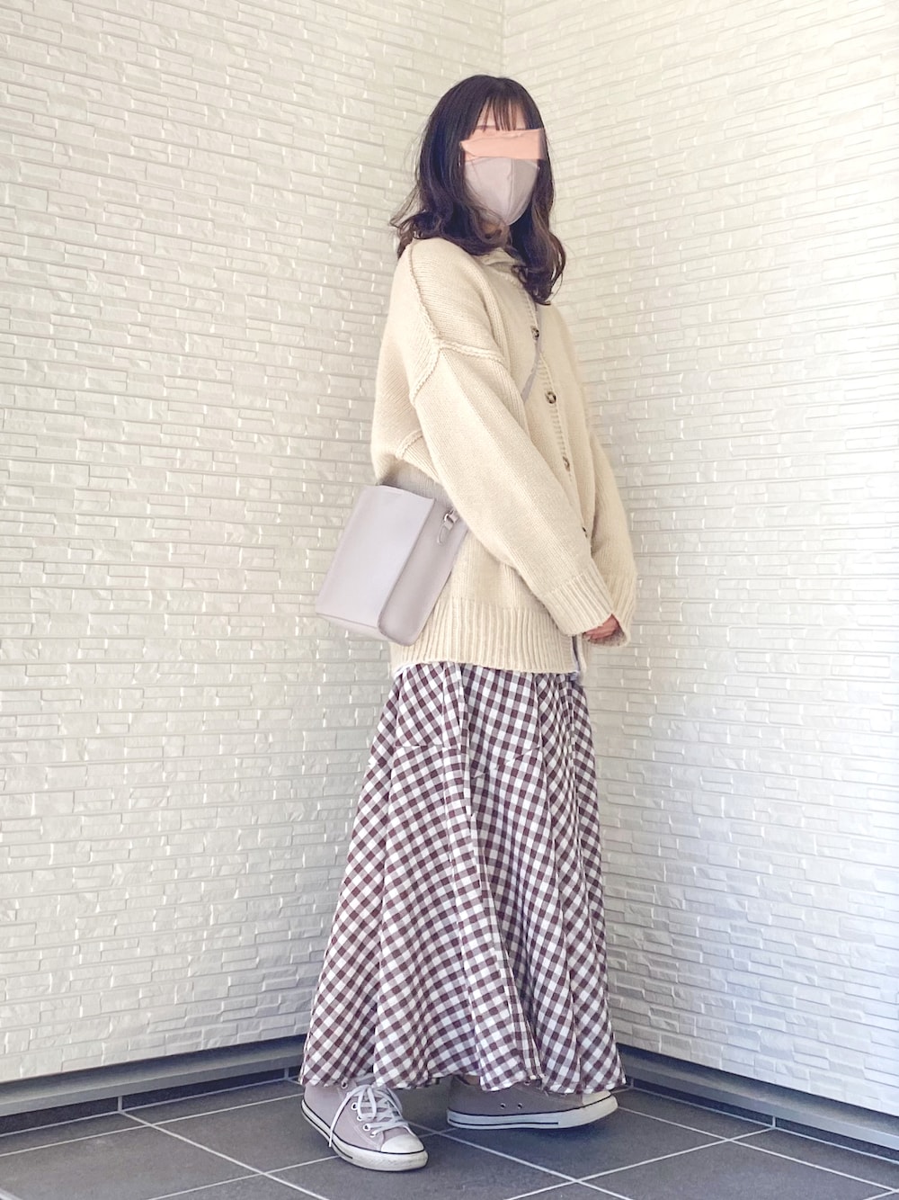 「淡色コーデ、ニット、スカートスタイル、スニーカー、レイヤードスタイル、ベージュ、淡色女子、ギンガムチェック、冬コーデ、ブラウン、ロングスカート、ミニバッグ、オーバーサイズ、ママコーデ、ママファッション」｜「no brandの楽天 HUG .U（ニット/セーター、ベージュ系）」を使った、macha＊さん（レディース・159cm）の冬コーディネートの1枚目の写真