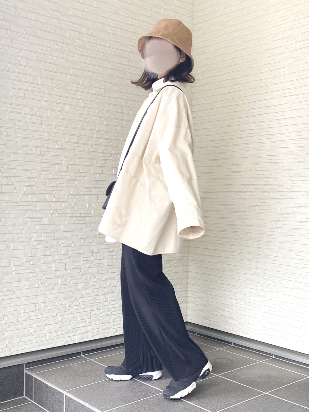 「春服コーデ、ラクチンコーデ、カジュアルコーデ、チューリップハット、ジャケット、オーバーサイズ、ビッグシャツ、プリーツパンツ、スニーカー、スニーカーコーデ、reebok、ママコーデ、ママファッション、男の子ママ、プチプラ」｜「Samansa Mos2 blueのコットンツイルチューリップハット（ハット、ベージュ系）」を使った、macha＊さん（レディース・159cm）の春コーディネートの1枚目の写真
