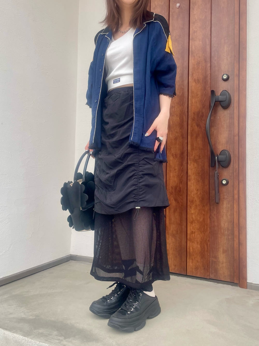 「オトナカジュアル、モード、シャツスタイル、スカート、重ね着、レイヤードスタイル、古着MIX、ママコーデ、プチプラ、スニーカー」｜「PAMEO POSEのアイテム（シャツ/ブラウス、ブルー系）」を使った、komariさん（レディース・163cm）の春コーディネートの1枚目の写真