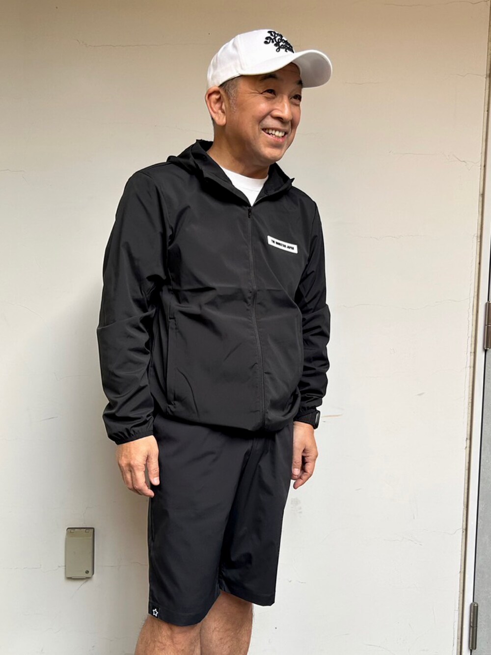 「春コーデ、シンプルコーデ、シンプル、スニーカー、春、春服デビュー宣言、ストリートコーデ、スニーカーコーデ、オトナカジュアル、白Tシャツ、アウトドアスタイル」｜「THE MOBSTAR JAPANのアイテム（キャップ、ブラック系）」を使った、中野英雄さん（メンズ・170cm）の春コーディネートの1枚目の写真