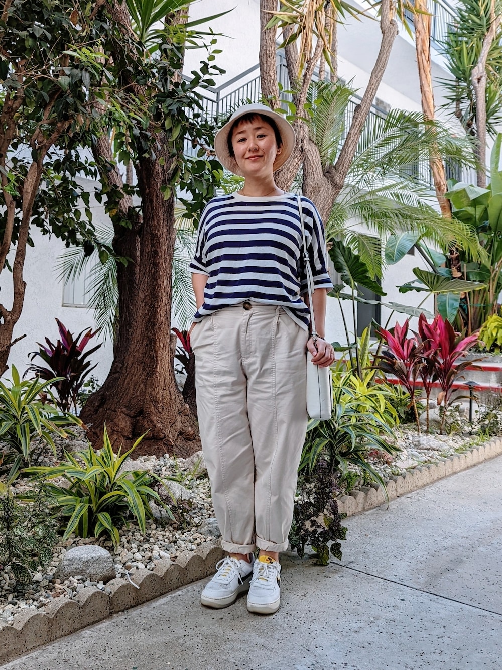 「春コーデ、おでかけ、ボーダー、しろパン、帽子、バケットハット、シンプル、スニーカー、stripe、spring、bucket hat、hat、casual、stripes」｜「ZARAのアイテム（スラックス、ベージュ系）」を使った、Ayakoさん（レディース・155cm）の春コーディネートの1枚目の写真