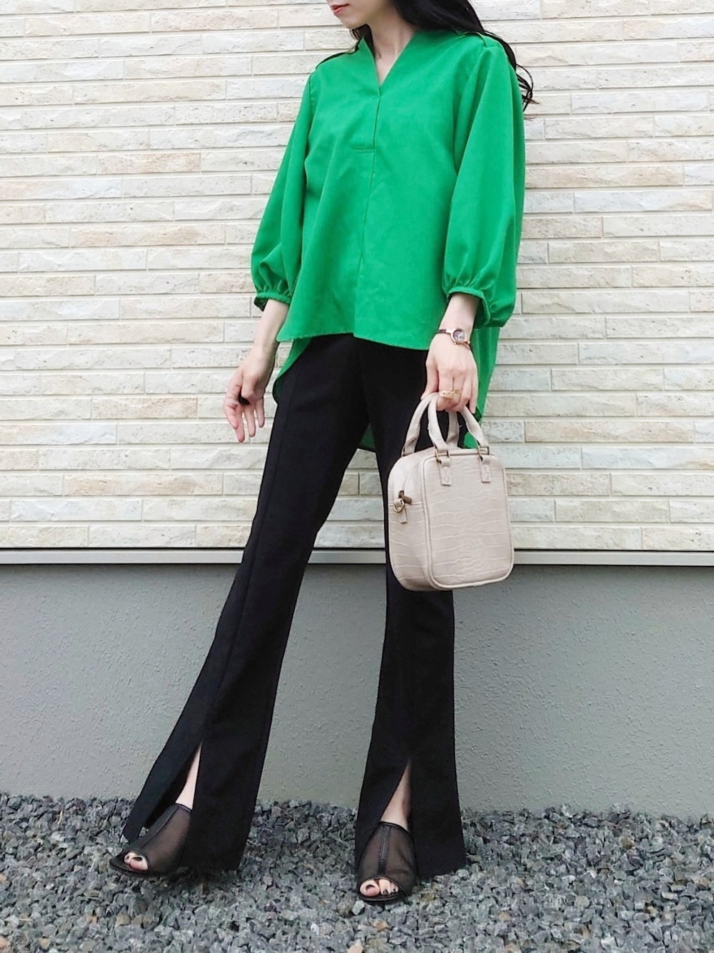 グリーン系のその他トップス、グレー系のショルダーバッグ、ブラック系のサンダルを着用したレディースの春コーディネートの1枚目の写真