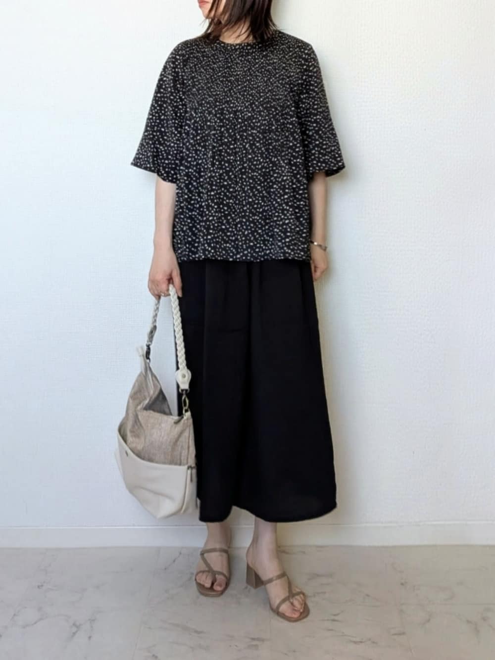ブラック系のシャツ/ブラウス、グレー系のその他パンツ、ホワイト系のショルダーバッグを着用したレディースの夏コーディネートの1枚目の写真