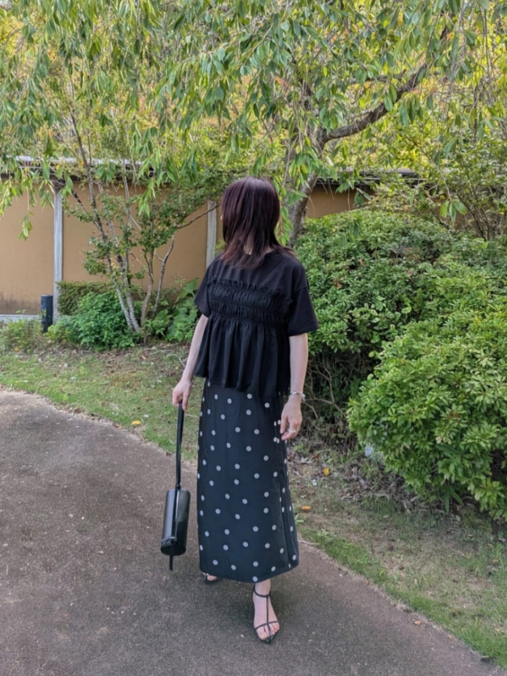 ブラック系のTシャツ/カットソーを着用したレディースの夏コーディネートの1枚目の写真