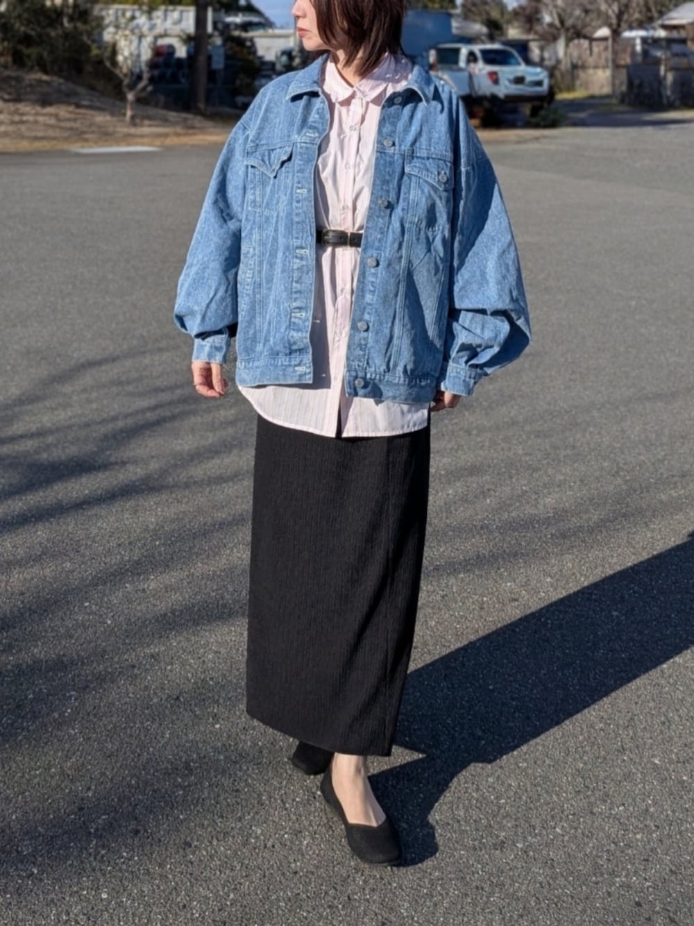 ピンク系のシャツ/ブラウス、ブルー系のデニムジャケット、ブラック系のパンプスを着用したレディースの春コーディネートの1枚目の写真