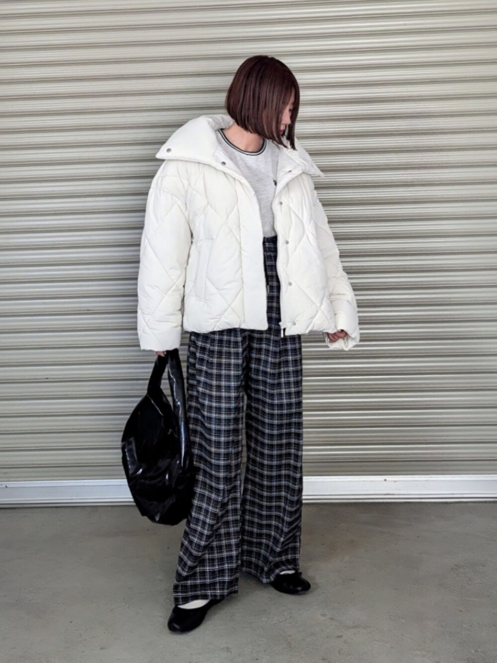 ブラック系のその他パンツ、ホワイト系のダウンジャケット/コート、ブラック系のショルダーバッグを着用したレディースの秋コーディネートの1枚目の写真