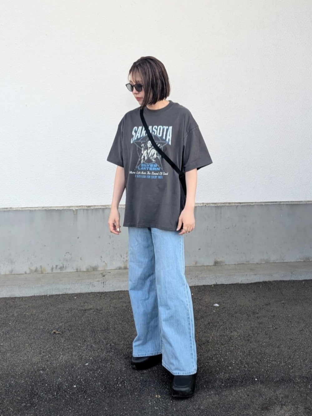 その他のTシャツ/カットソー、ブラック系のサンダル、グレー系のサングラスを着用したレディースの春コーディネートの1枚目の写真