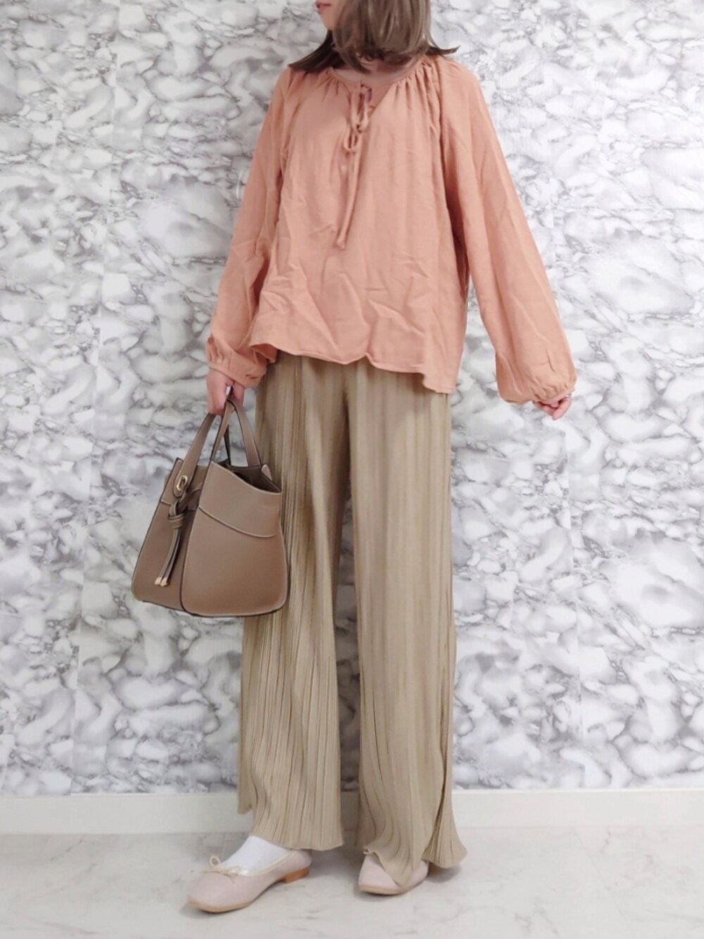 「Crisp、ancloset、launa lea、秋服準備はじめました、秋トレンド2021、ボリューム袖、プチプラ、ベージュ、バレエシューズ、秋コーデ、PR、休日スタイル、プリーツパンツ、ピンク、大人カジュアル」｜「Crisp yoursの【WEB限定】リボンスモックブラウス（シャツ/ブラウス、ピンク系）」を使った、yume さん（レディース・160cm）の秋コーディネートの1枚目の写真